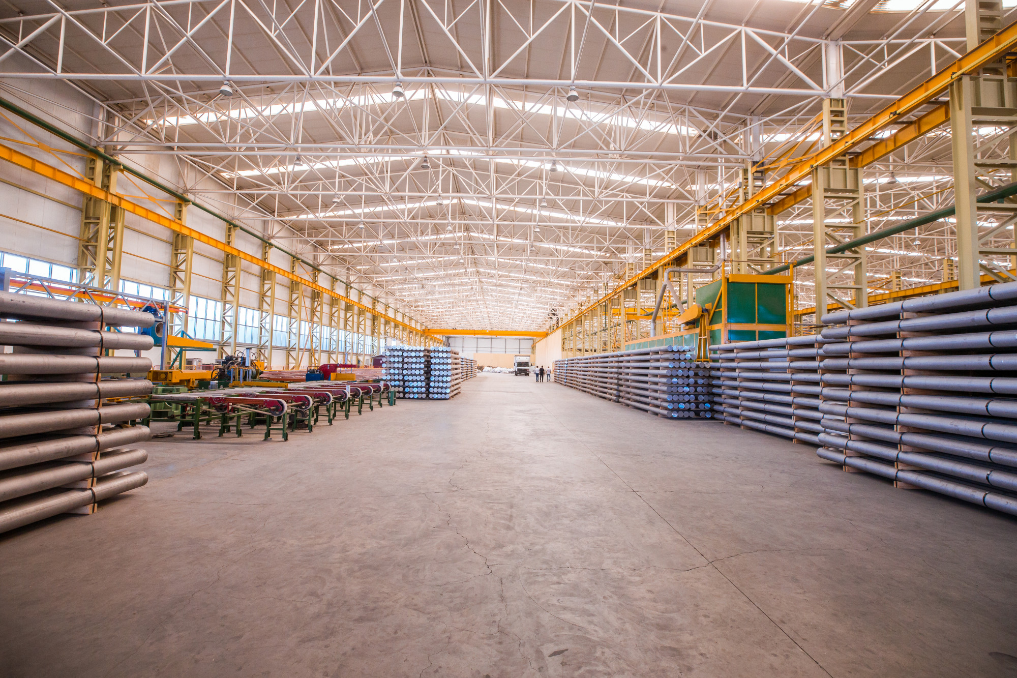 Iluminação industrial eficiente: como reduzir custos de energia
